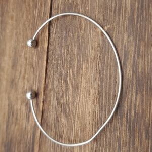 Silver tone ball cuff bracelet B0604